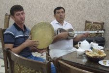 Musiker mit traditionellen Instrumenten im Restaurant