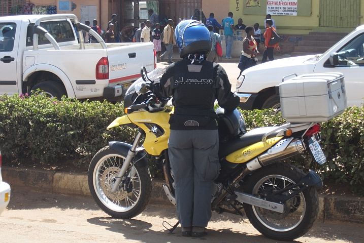 Asterix wird von Isabella in den Strassen Lilongwes beschützt (Malawi)
