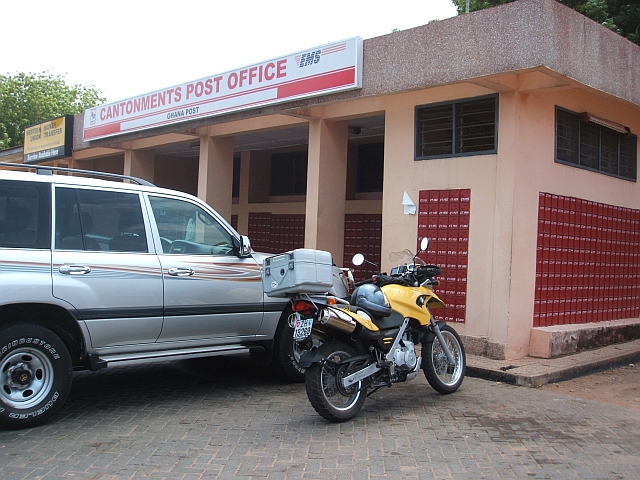 Nach vier Monaten endlich wieder einmal unterwegs: Asterix vor dem Cantonment Post Office in Accra (Ghana)