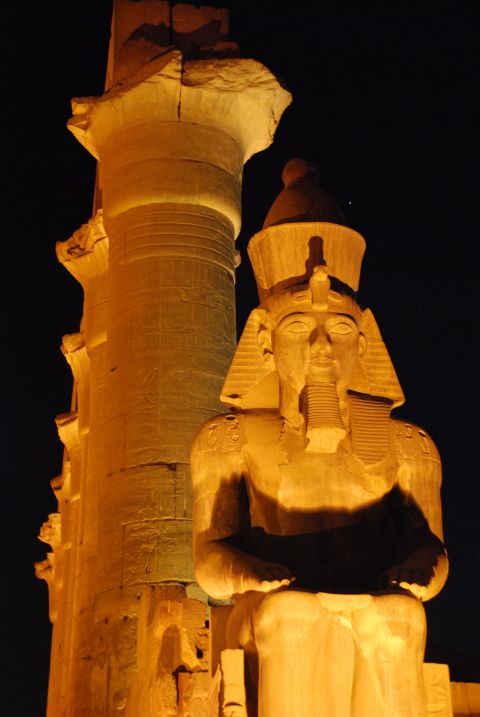 Ramses-Statue vor dem S&auml;ulengang