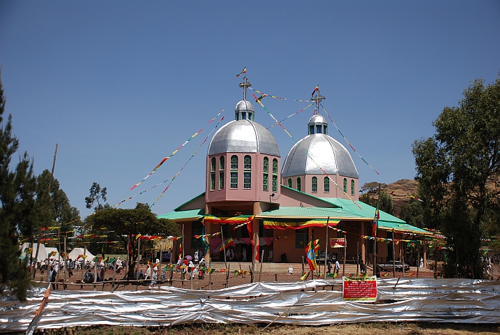 Mit farbigen B&auml;ndern geschm&uuml;ckte Kirche in Akaki bei Addis Ababa