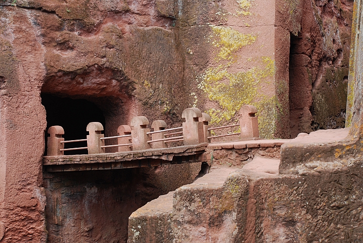 Der Eingang zur Bet Gebriel-Rafael-Felsenkirche in Lalibela f&uuml;hrt &uuml;ber eine Holzbr&uuml;cke