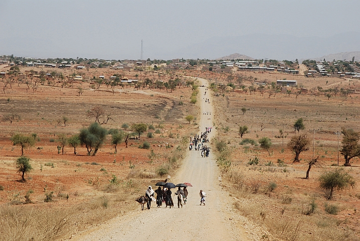 Von Menschen bev&ouml;lkerte Zufahrt nach Yechilay auf halbem Weg von Lalibela nach Axum