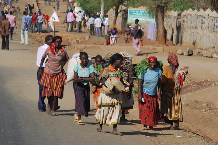 Menschen in den Strassen von Konso, dem Eingang zur South Omo Region im S&uuml;den &Auml;thiopiens