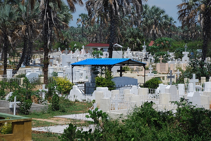 Grosser Friedhof an der n&ouml;rdlichen Ausfallstrasse von Bujumbura nach Cibitoke