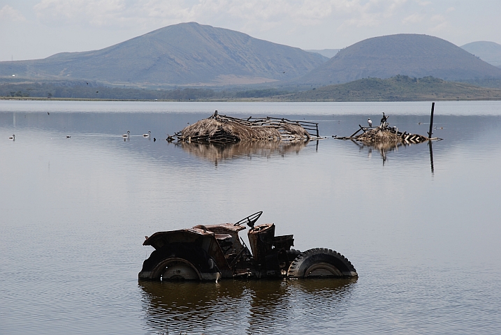 &Uuml;berreste eines Traktors und D&auml;cher im Lake Elmentaita