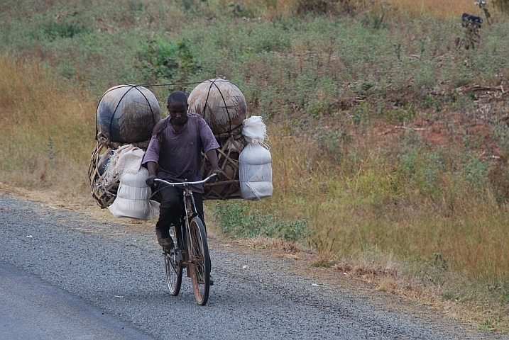 G&uuml;tertransport mit dem Velo, zwischen Lilongwe und Dedza
