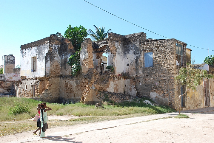 Eines der zahlreichen zerfallenden Geb&auml;ude auf der Ilha de Mo&ccedil;ambique 