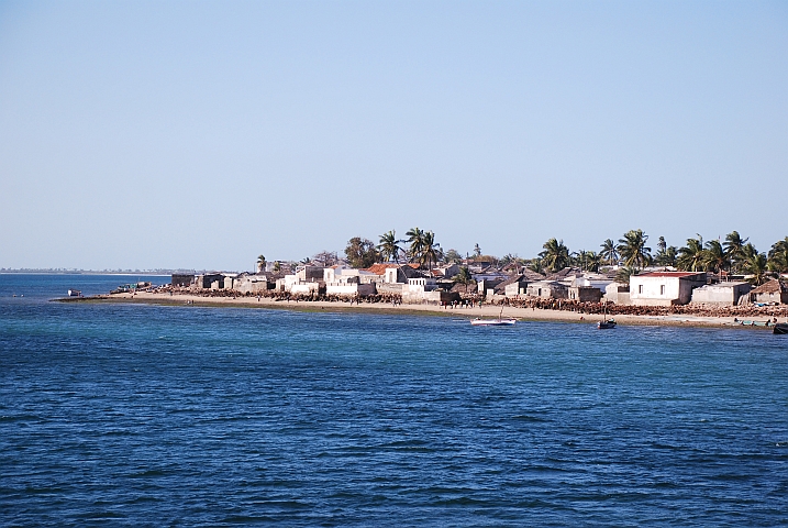Blick von der Br&uuml;cke auf die Lehmstadt von Ilha de Mo&ccedil;ambique