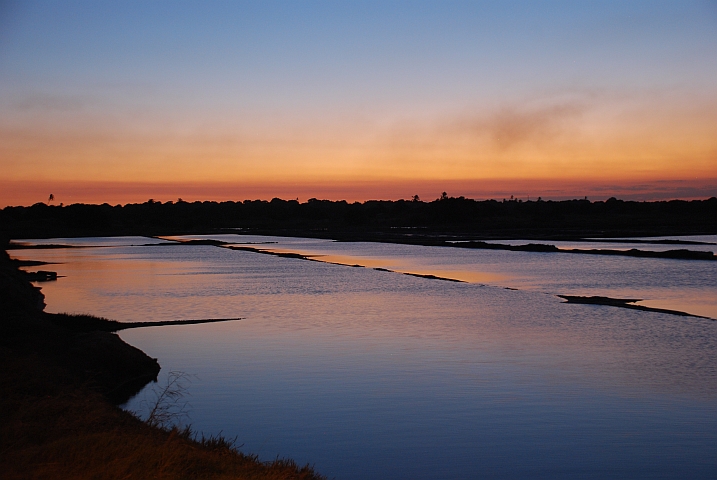 Abendstimmung &uuml;ber der Saline von Lumbo bei Ilha de Mo&ccedil;ambique auf dem Festland