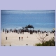 Belebte Dhau-Anlegestelle am Strand von Pemba