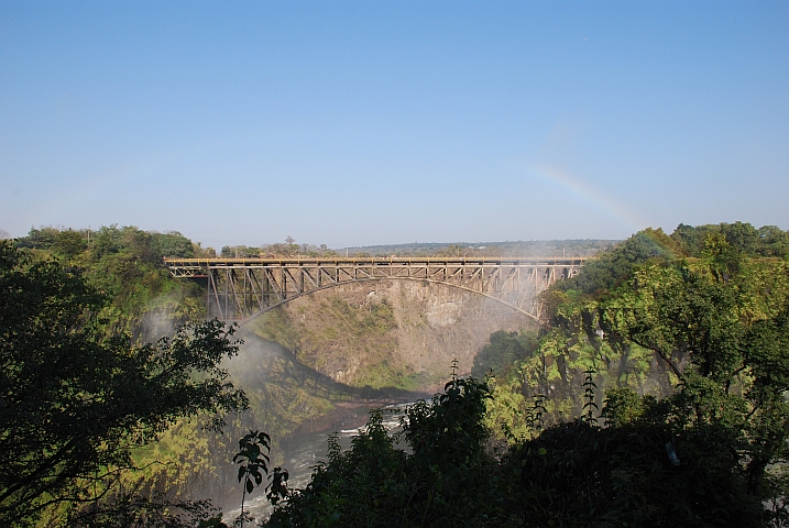 Die Br&uuml;cke &uuml;ber den Sambesi, die Sambia (links) und Simbabwe (rechts) an den Viktoriaf&auml;llen verbindet