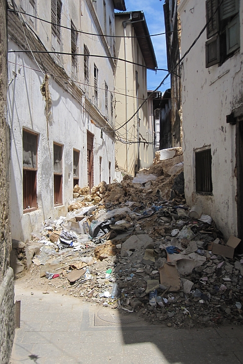 Von eingest&uuml;rztem Geb&auml;ude versch&uuml;ttete Gasse in Stone Town