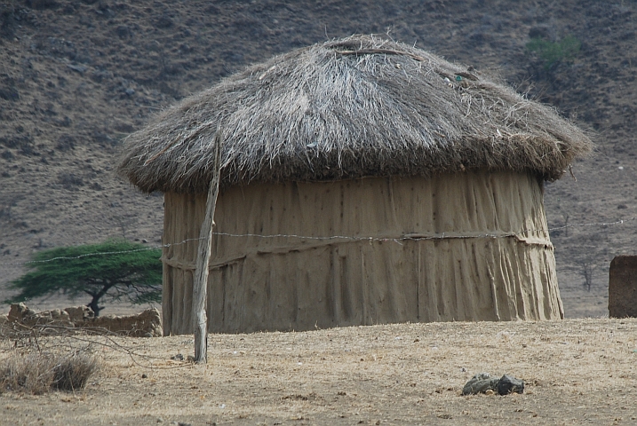 Runde Massai-H&uuml;tte am Fusse des Meru Vulkans bei Oldonyo Sambo