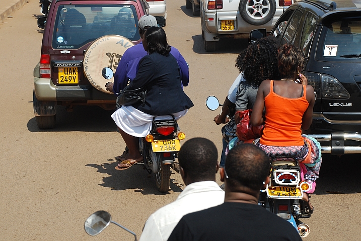 Boda-Boda T&ouml;fftaxis im Stadtverkehr von Kampala