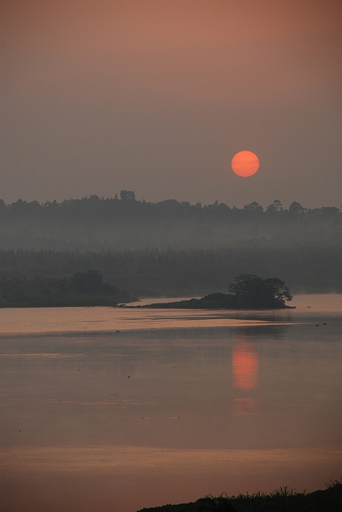 Sonnenaufgang &uuml;ber dem Nil in der N&auml;he von Jinja