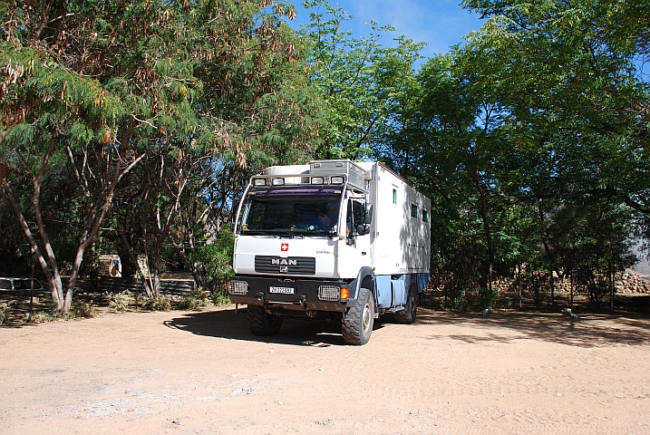 Unser Platz auf dem Parkplatz des Mahalapye Hotels