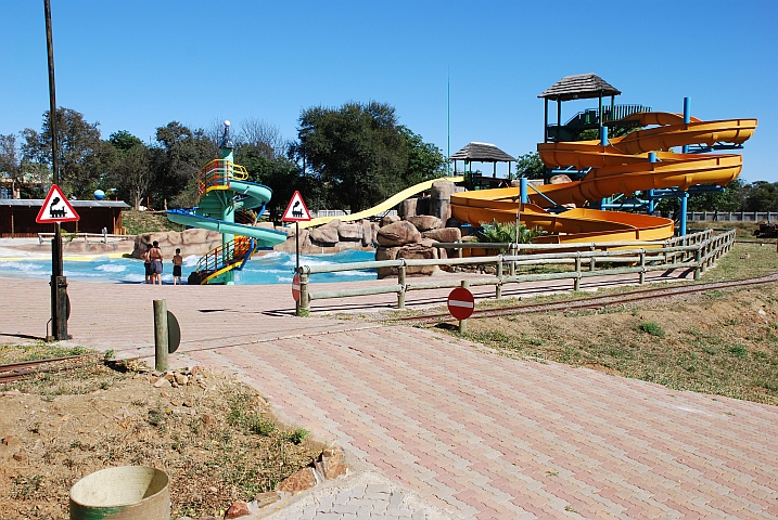 Wellenbad mit Rutschbahn