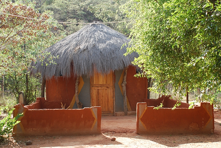 Ein farbenfroher Bungalow der Motse Lodge