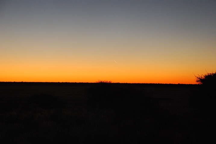 Sonnenuntergang mit Mondsichel