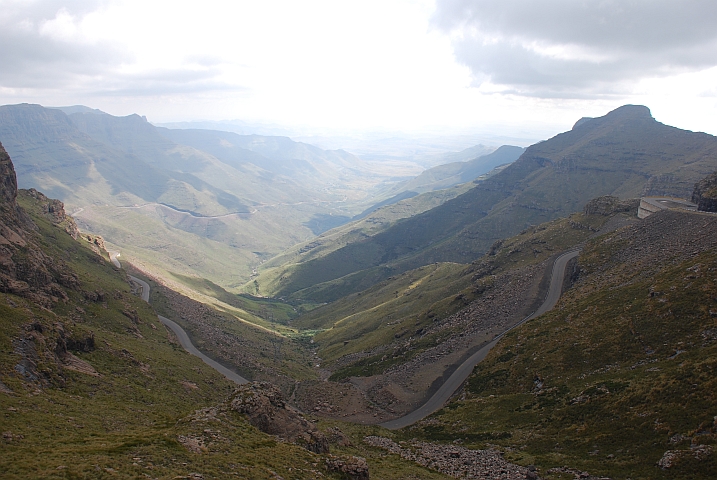 Blick vom 3&rsquo;100m hohen Mafika Lisiu Pass nach Westen