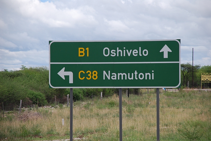 Strassenschild: Nach links geht&rsquo;s in den Etosha Nationalpark