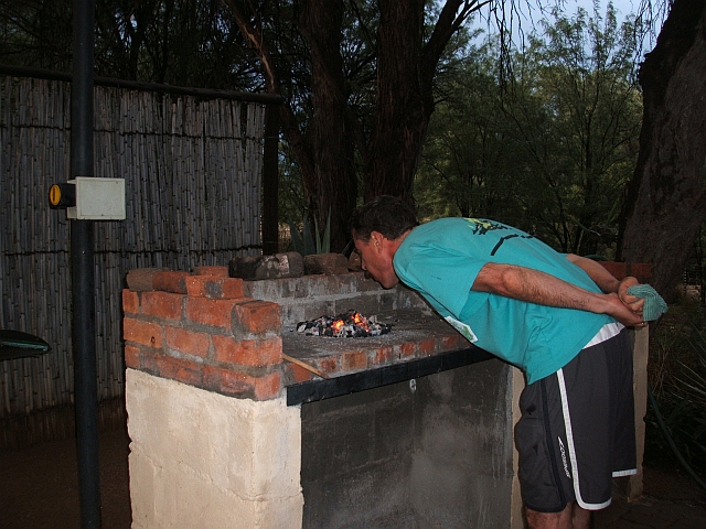 Thomas, der Grillmeister k&auml;mpft um seine Glut