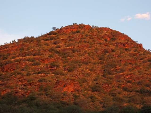 Letzte Sonnenstrahlen verf&auml;rben den H&uuml;gel hinter dem Elisenheim bei Windhoek