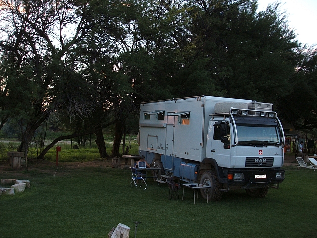 Unser Freiluft-B&uuml;ro vor dem MGD im Elisenheim Camp
