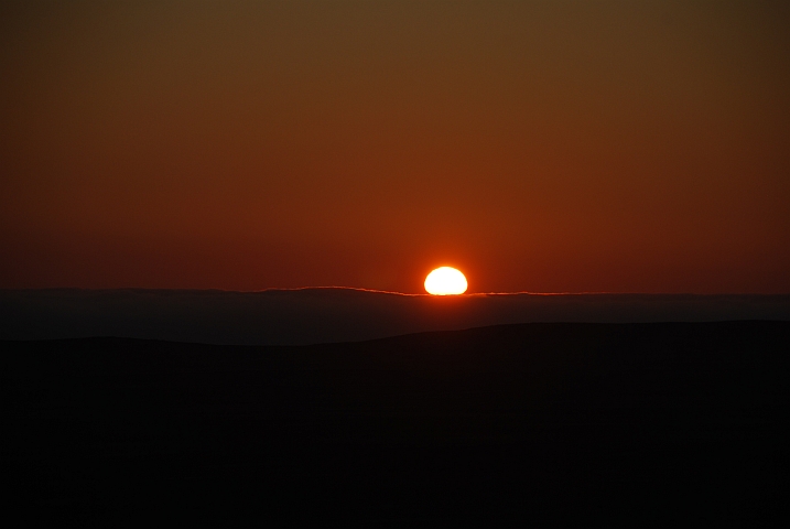 Die Sonne versinkt hinter der Skelettk&uuml;stenbew&ouml;lkung