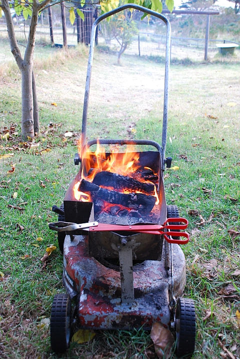 Ausrangierter Rasenm&auml;her dient als Grillstelle