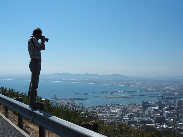 Thomas auf der Leitplanke am fotografieren: Ob der zus&auml;tzliche H&ouml;henmeter den Unterschied ausmacht?