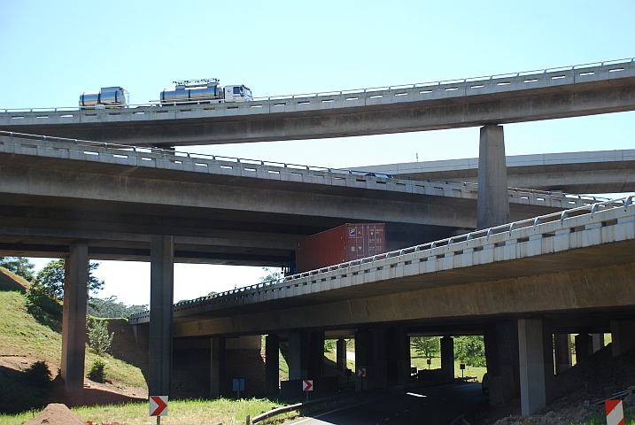 Vierst&ouml;ckiges Autobahnkreuz bei Durban