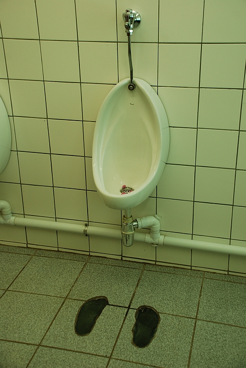 Pissoir mit gl&auml;serner Fussmarkierung