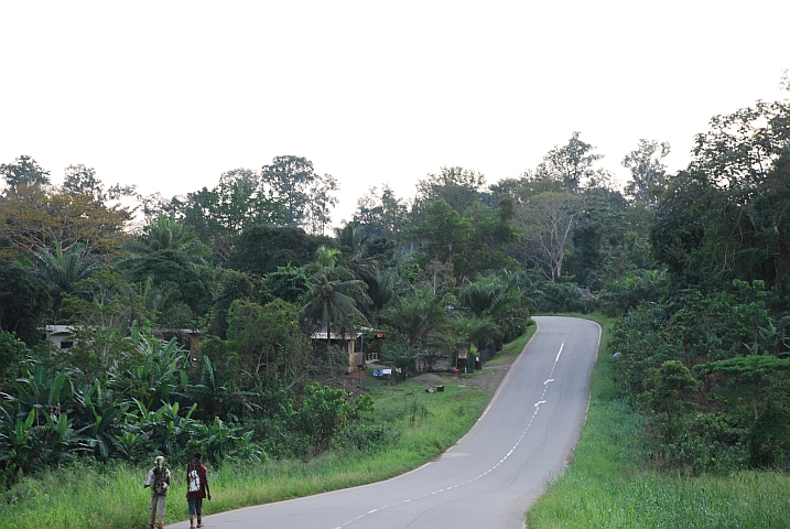 Links liegt das Motel Equateur
