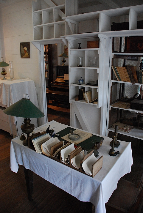 Albert Schweitzers Schreibtisch in seinem Zimmer im Museum des Urwaldspitals von Lambar&eacute;n&eacute;