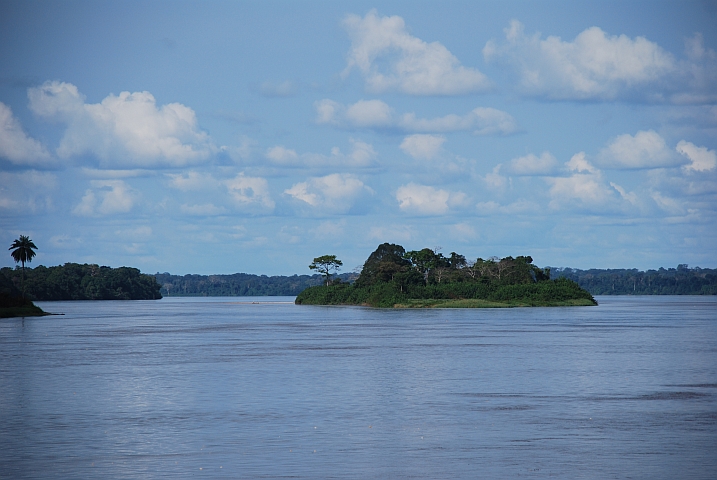 Der Ogoou&eacute;-Fluss bei Lambar&eacute;n&eacute;