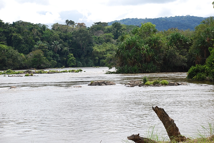Ogoou&eacute;-Fluss beim Camp der &ldquo;Soci&eacute;t&eacute; des bois de Lastourville&ldquo;