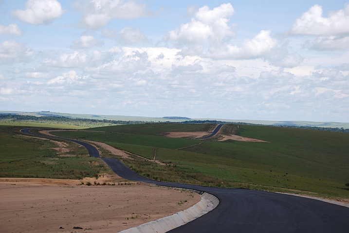 Brandneue Teerstrasse von L&eacute;koni an die Grenze zum Kongo