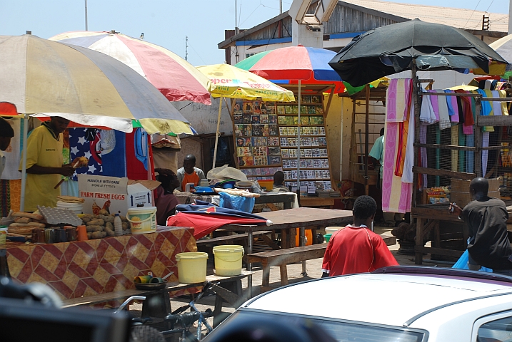 Strassenverkaufsst&auml;nde in Banjul