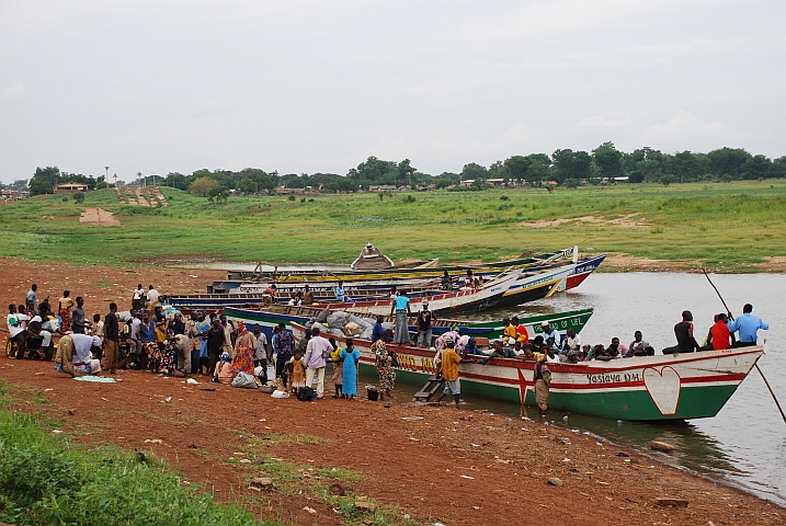 Der Hafen von Makongo mit zwei trocken liegenden F&auml;hrrampen links hinten