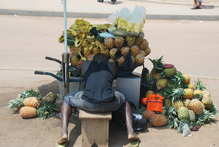 M&uuml;der Ananasverk&auml;ufer in Accra