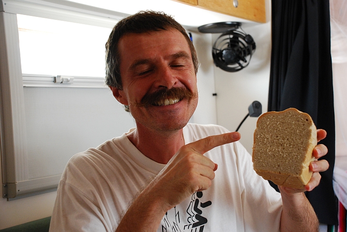Der Oberb&auml;cker Thomas freut sich wie ein Schneek&ouml;nig &uuml;ber das gut gelungene Brot