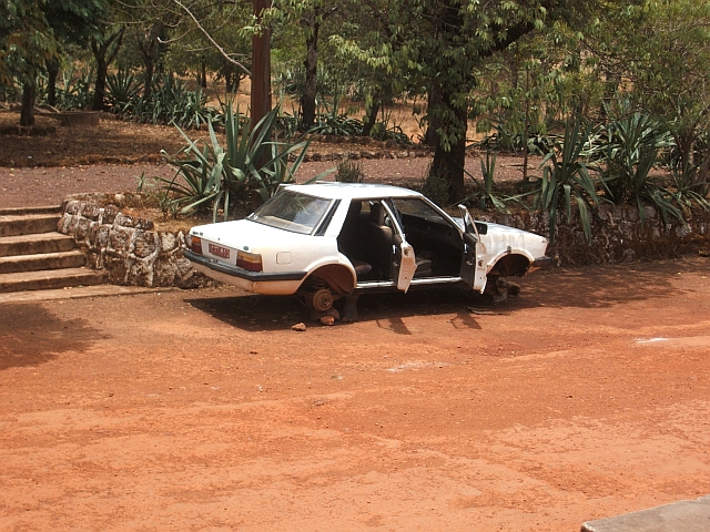 Frisch gewaschen: &ldquo;Geparktes&ldquo; Auto vor dem Hotel Fouta in Dalaba, aufgebockt und ohne R&auml;der