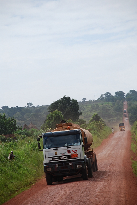 Viele Sattelschlepper unterwegs auf der schmalen Pisten von Ngaoud&eacute;r&eacute; nach Maiganga