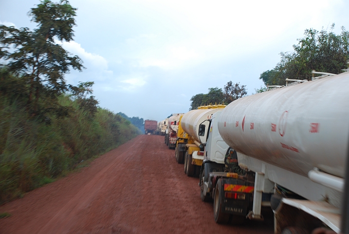 Tanklastzug-Konvoi am Ortseingang von Garoua-Boula&iuml;