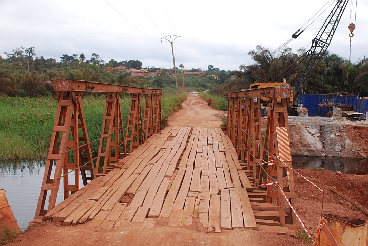 Die alte Br&uuml;cke bei Abong Mbang, &uuml;ber die man uns nicht fahren lassen wollte