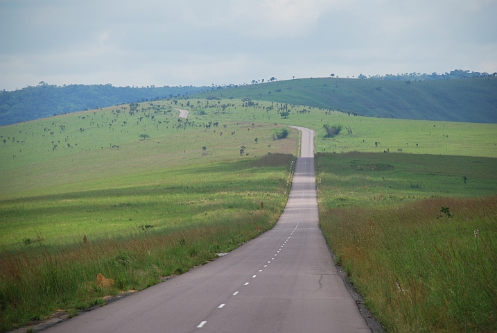 Die Strasse steigt nach der &Uuml;berquerung des L&eacute;fini-Flusses wieder auf das Plateau