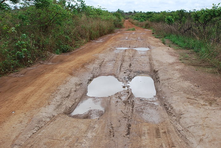 L&ouml;chrige Piste an die Grenze zu Angola