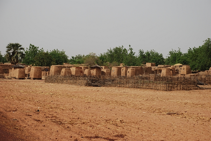 Dorf mit den &uuml;blichen Speicherh&uuml;ttchen zwischen San und Djenn&eacute;
